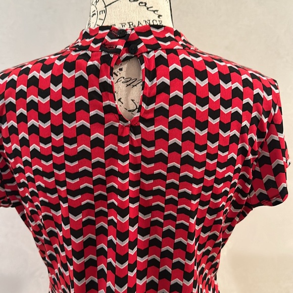 Geometric Patterned Top - Picture 5 of 7